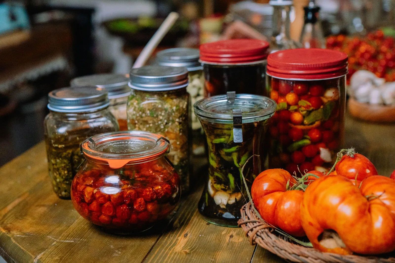 Tradicionalni porodični ručak sa kiselim kupusom, domaćim hlebom i sezonskim povrćem na drvenom stolu