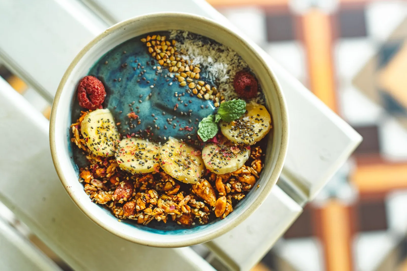 Različite vrste superhrane i proteina u prahu — spirulina, čia semenke i whey — spremne za online kupovinu