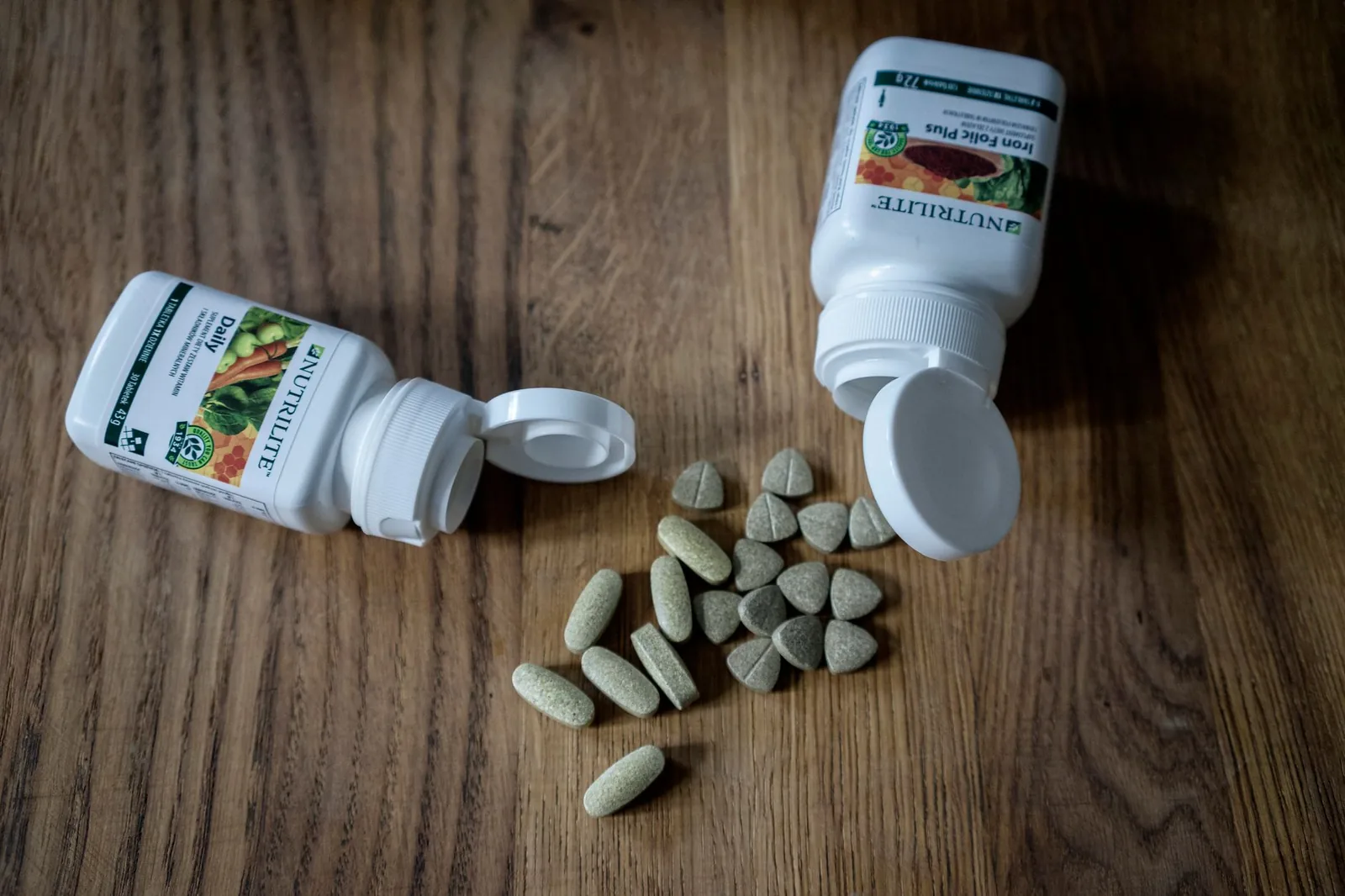 Suplementi za imunitet — vitamin C, vitamin D3, cink i propolis na drvenoj podlozi