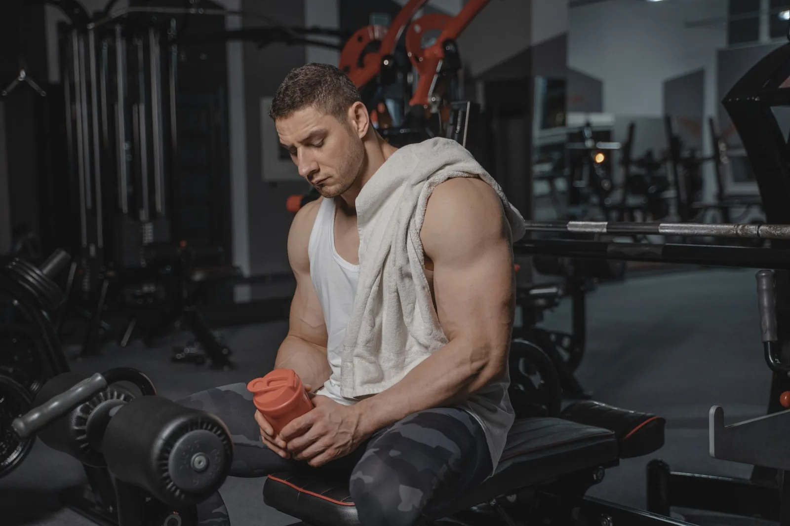 Suplementi za oporavak mišića posle treninga — protein u prahu, magnezijum i BCAA na stolu