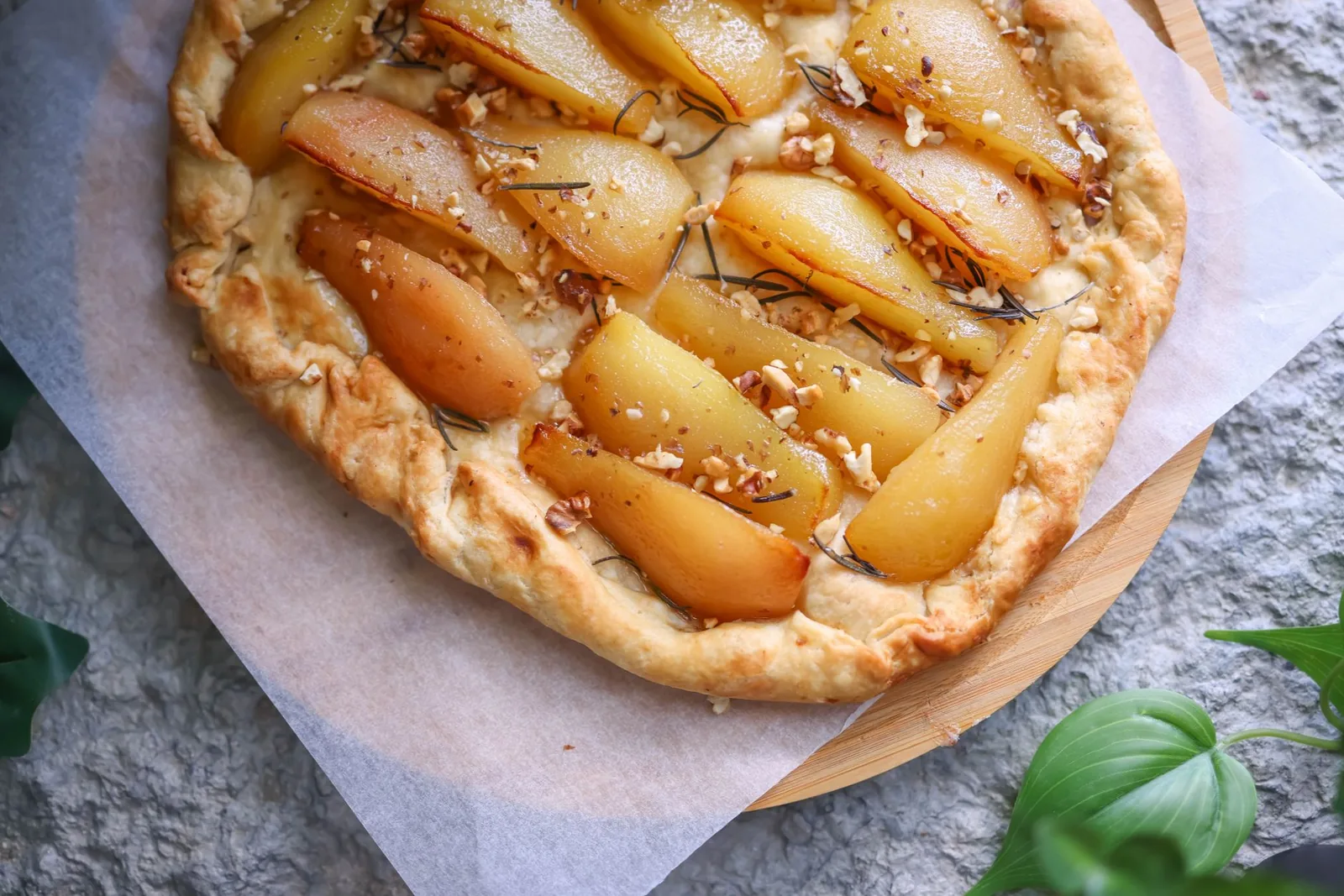 Tart sa tikvicama i rikotom sa pinjolima i timijanom, isečen na kriške na drvenoj dasci