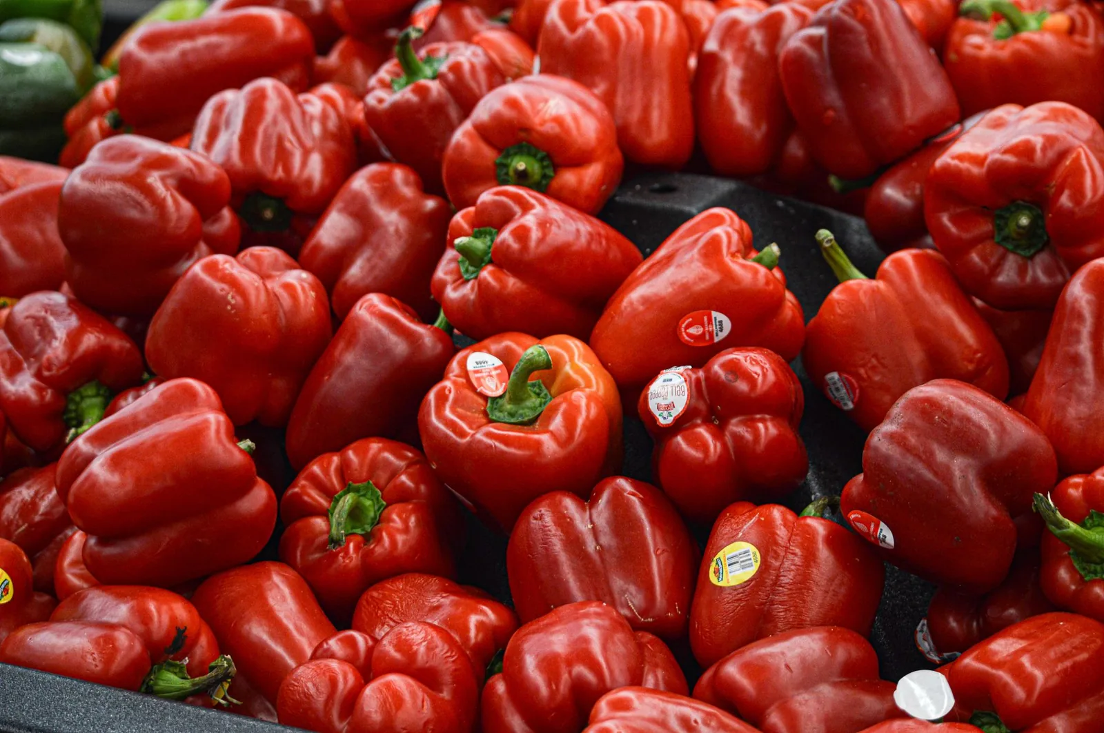 Sveža crvena paprika, kivi i jagode na drvenoj dasci kao prirodni izvori vitamina C