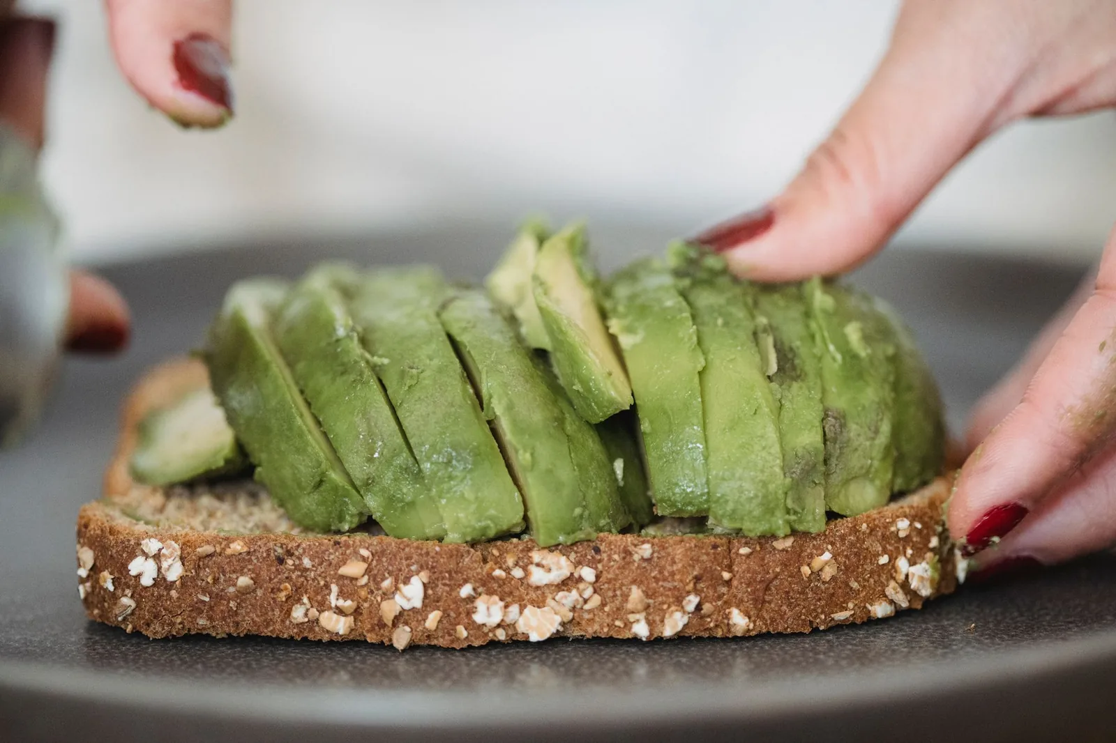 Tost sa avokado kremom, kriškama smokve, grožđem i semenkama