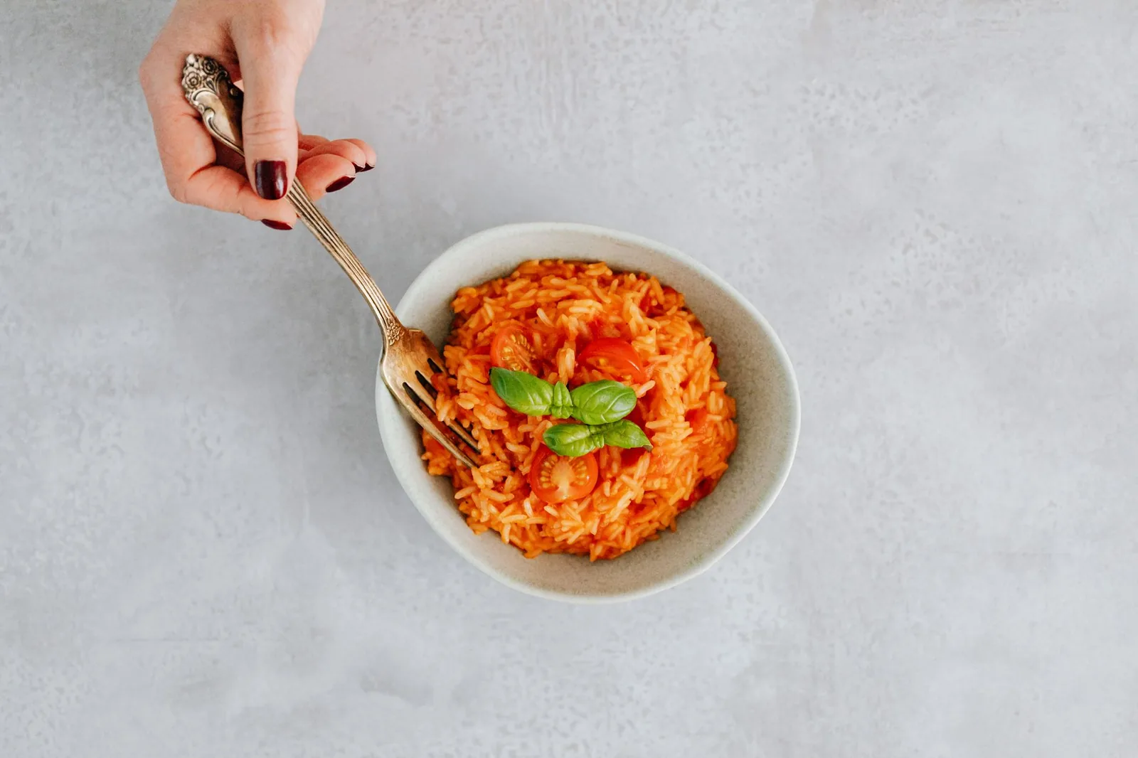 Tanjir rižota od ječma sa paradajzom, paprikom i bosiljkom