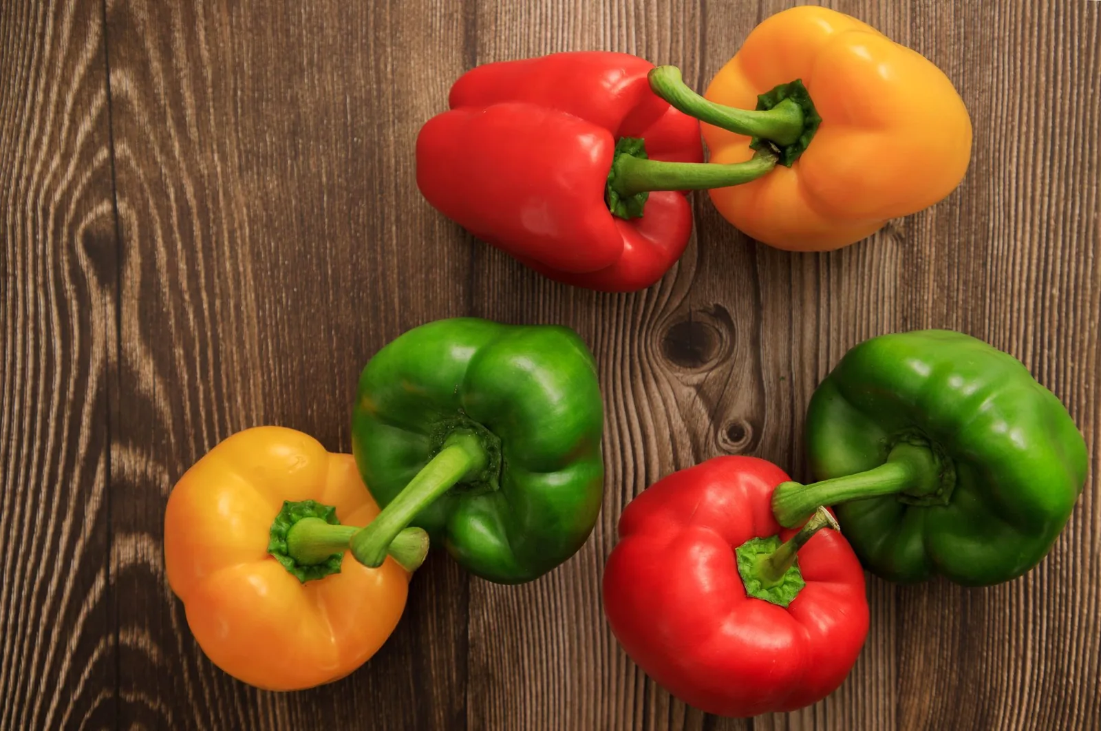 Polovine paprika punjene bundevom, bulgurom, šljivama i orasima